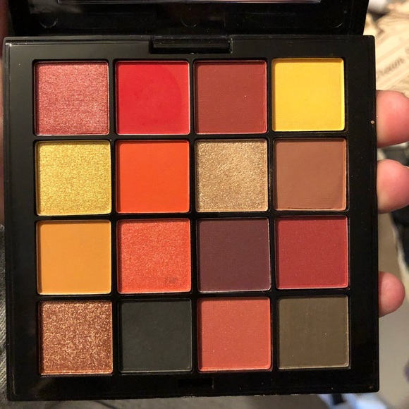 NYX Phoenix Ultimade shadow palette - Picture 2 of 3
